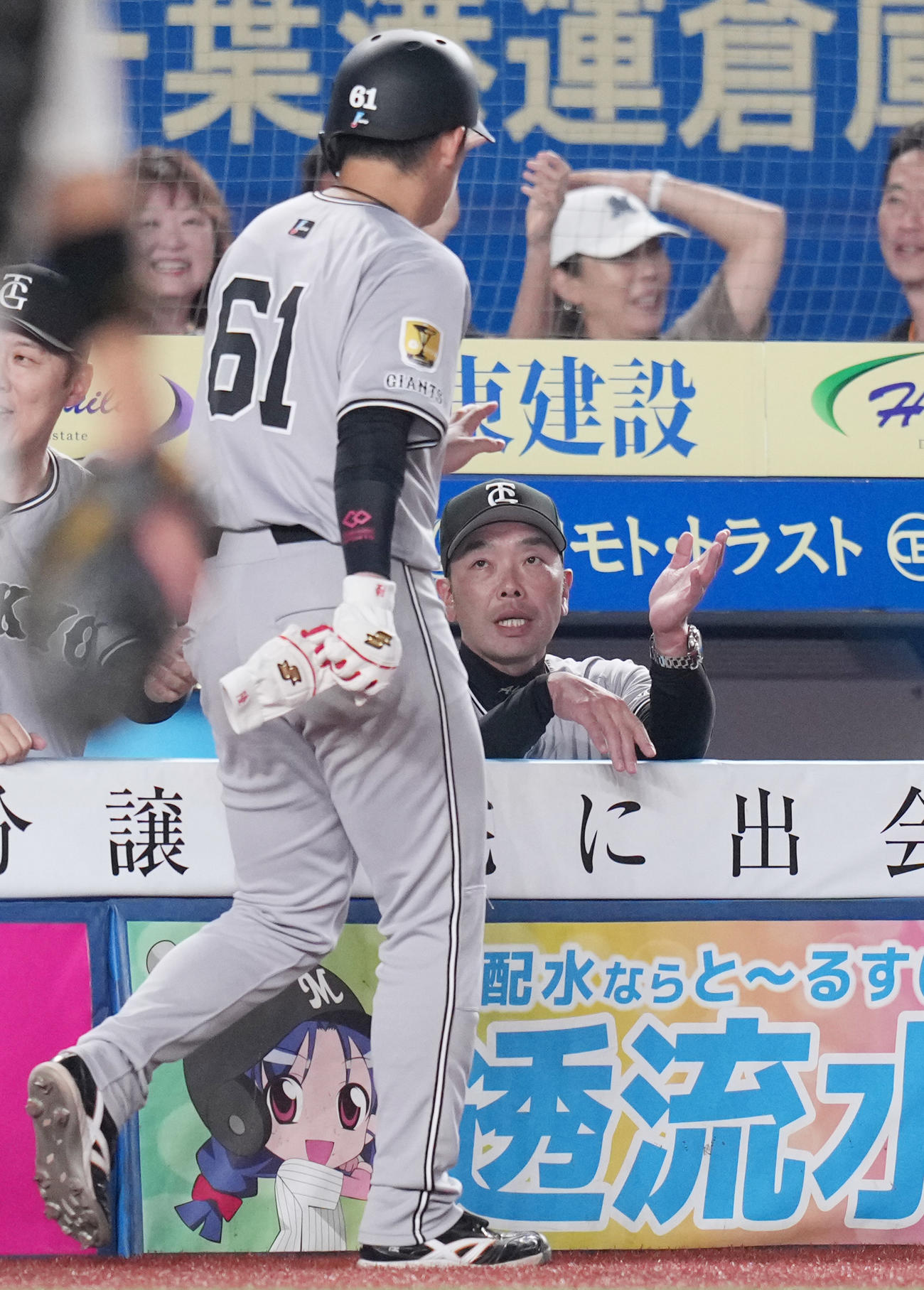ロッテ対巨人　8回表巨人無死満塁、キャベッジの右2点適時打で生還した増田陸を迎える阿部監督（右）（撮影・鈴木みどり）
