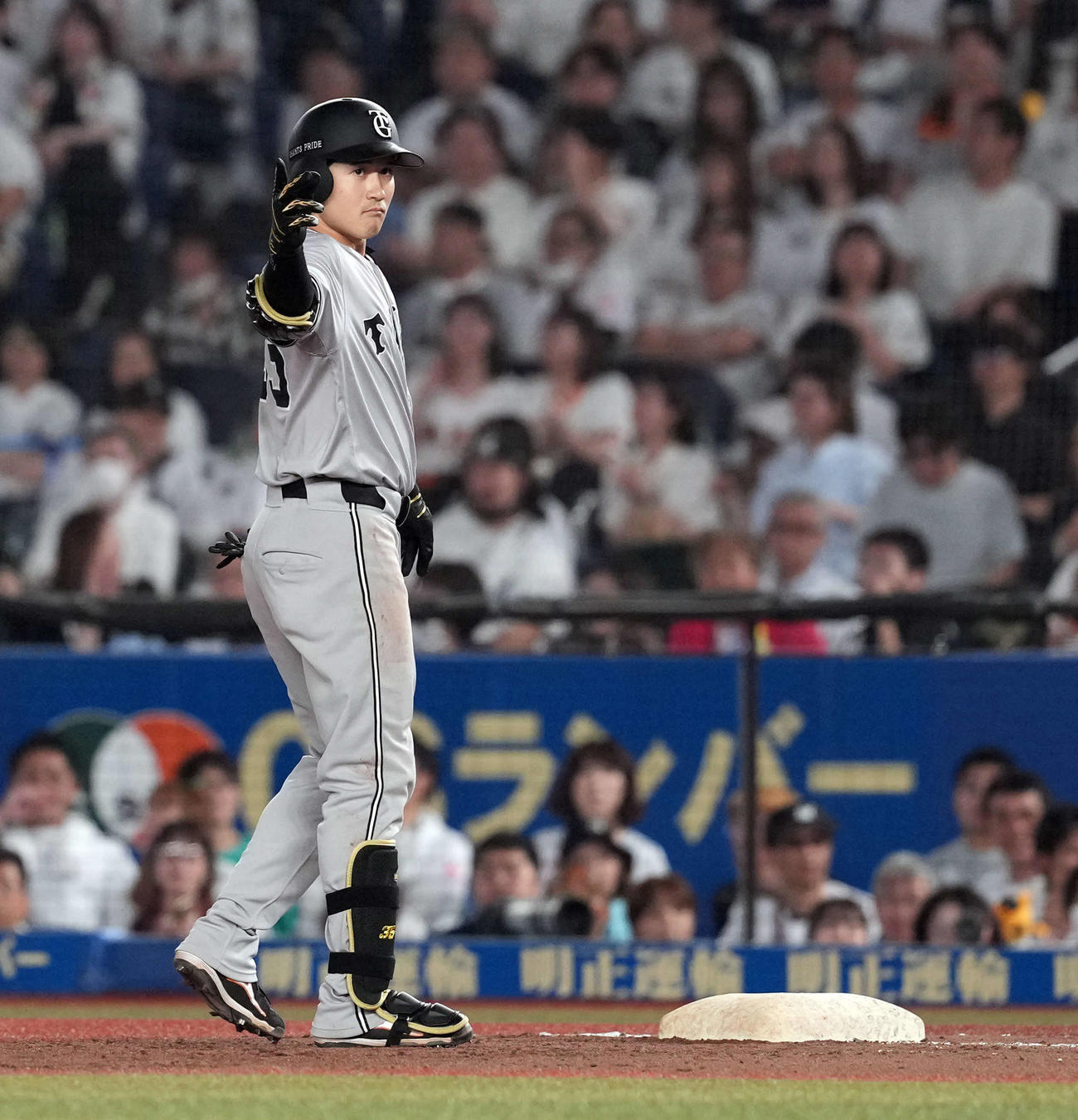ロッテ対巨人　8回表巨人無死一、二塁、左前打を放った泉口（撮影・たえ見朱実）