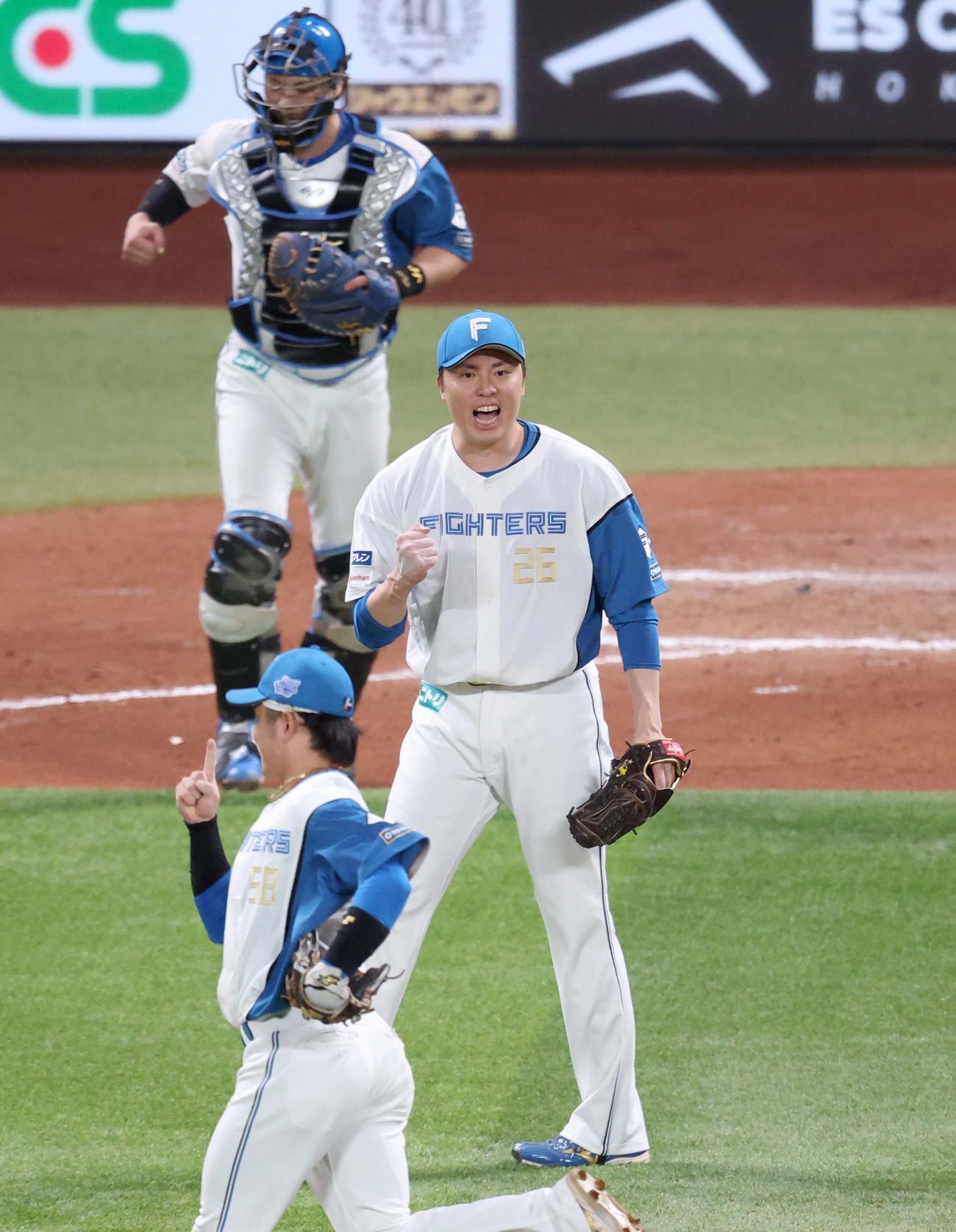 日本ハム対阪神　9回表、打者を3人で抑えガッツポーズで叫ぶ田中（撮影・黒川智章）