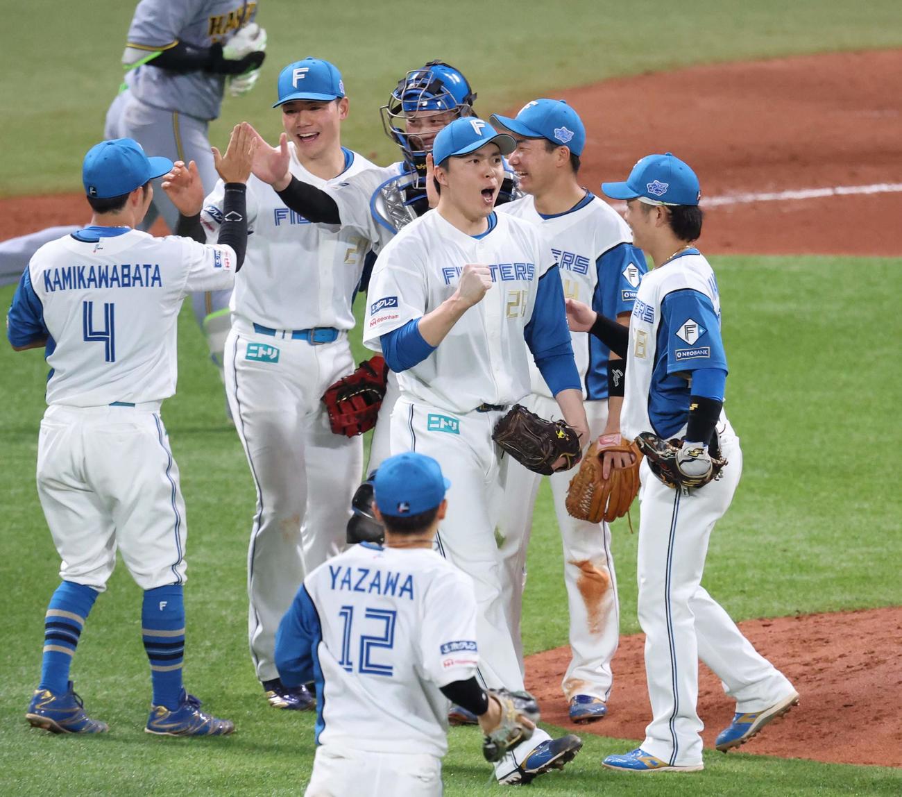 日本ハム対阪神　9回表、打者を3人で抑えガッツポーズで叫ぶ田中（撮影・黒川智章）