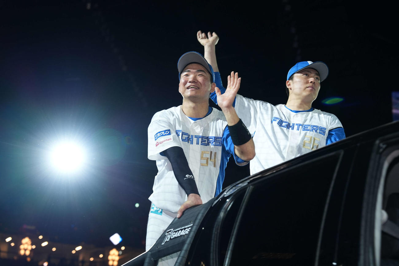 日本ハム対阪神　ファンの声援に応える山県（右）と田中（撮影・井上学）