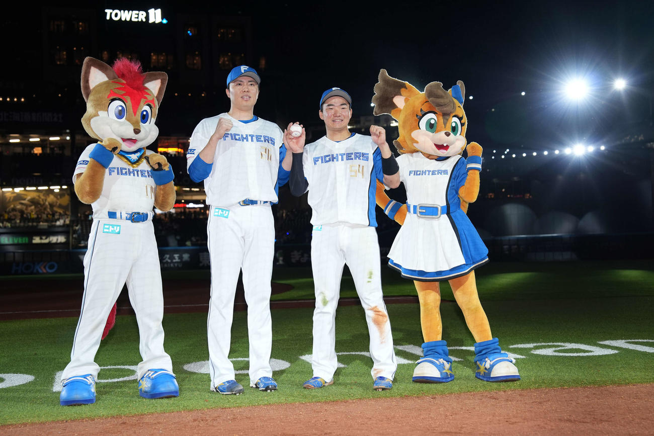 日本ハム対阪神　ファンの声援に応える初本塁のボールを持つ山縣（右）と田中（撮影・井上学）