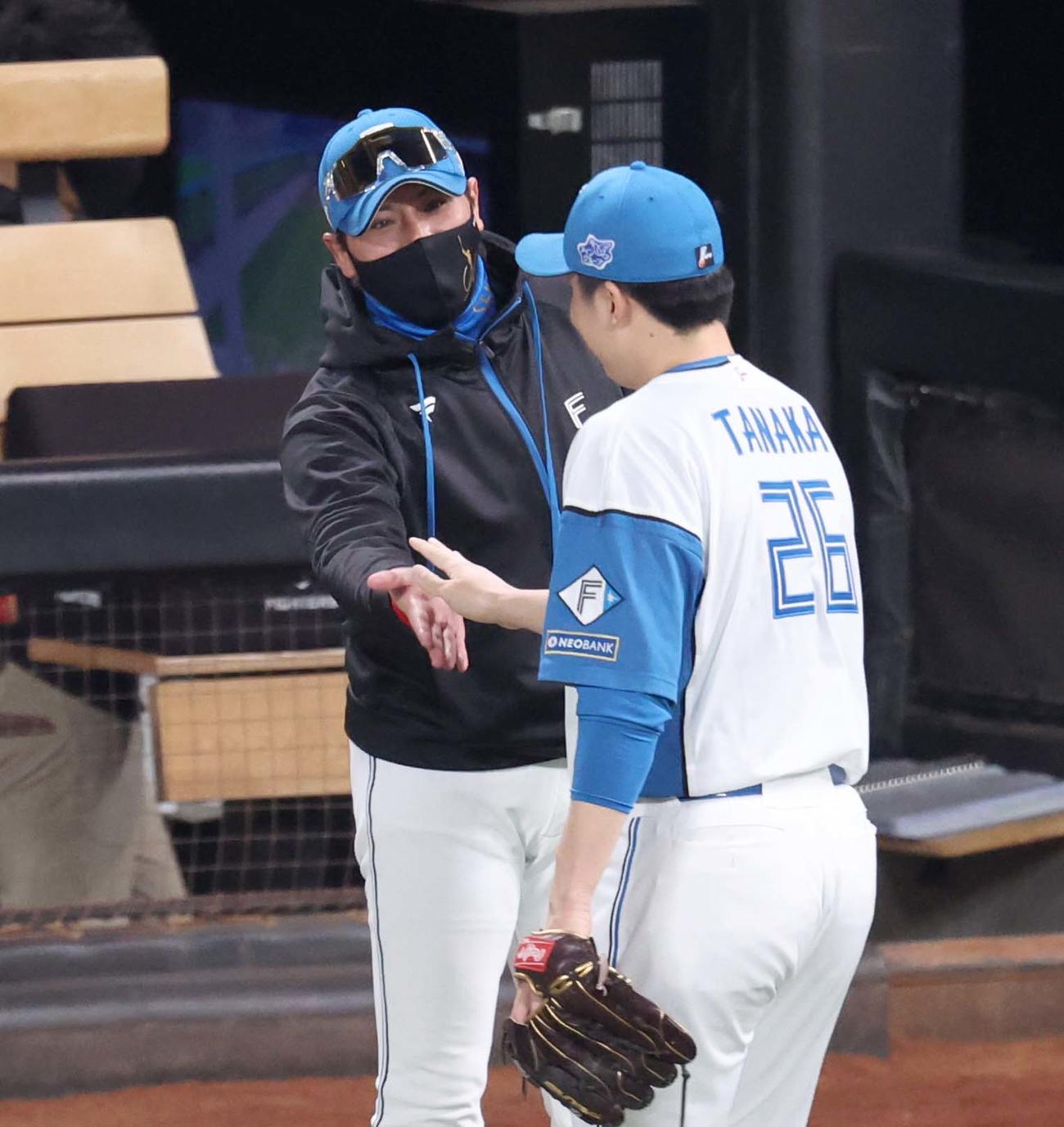 日本ハム対阪神　試合後、田中を出迎える新庄監督（撮影・黒川智章）