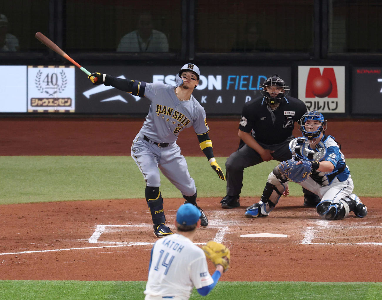 日本ハム対阪神　4回表阪神1死、右中間に本塁打を放つ佐藤輝（撮影・黒川智章）