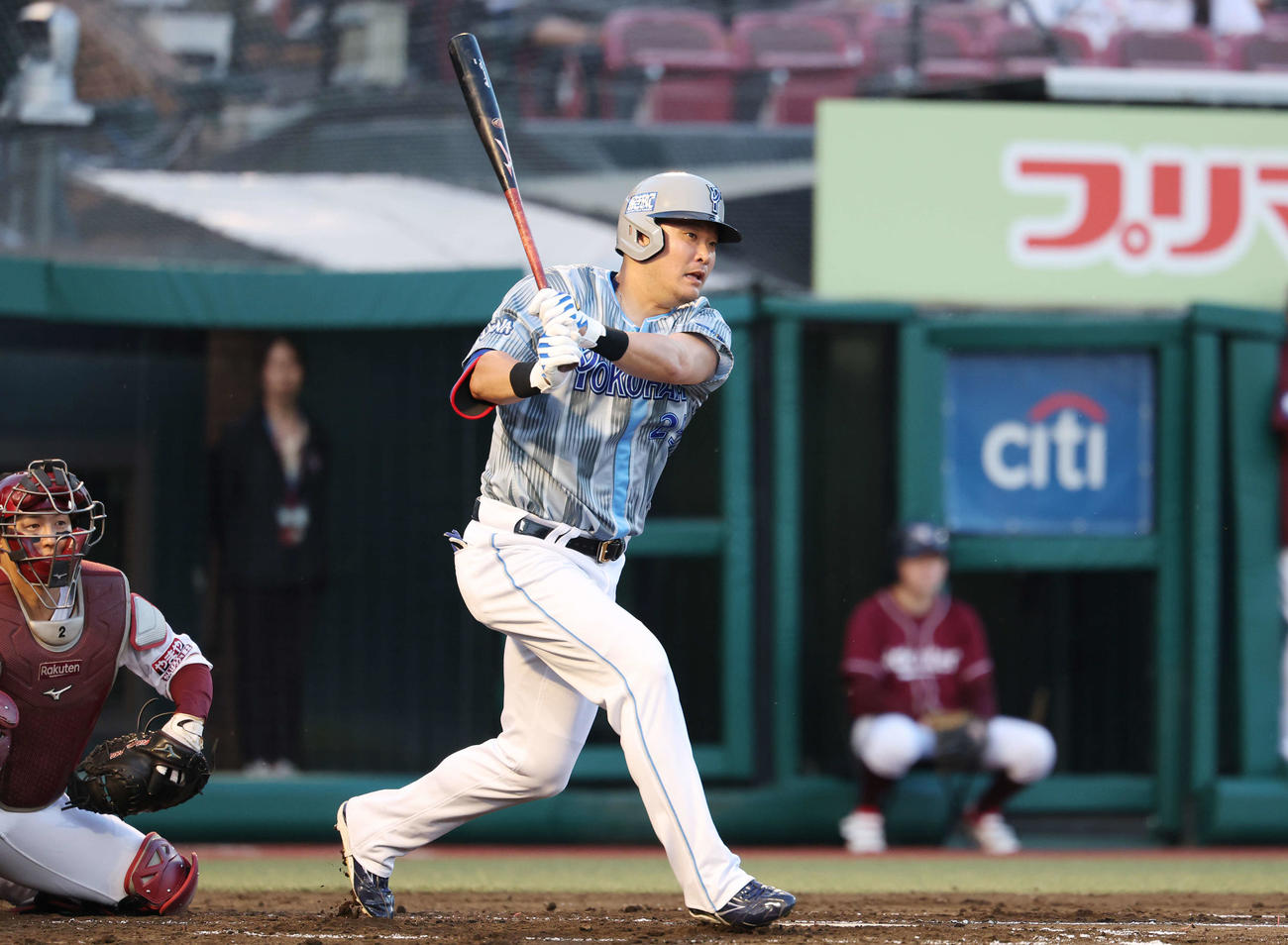 楽天対DeNA 2回表DeNA1死一塁、右二塁打を放つ筒香（撮影・宮地輝）