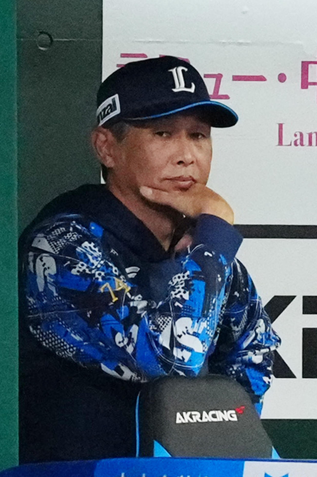 西武対ヤクルト　1回裏、ベンチから戦況を見つめる西武西口監督（撮影・江口和貴）