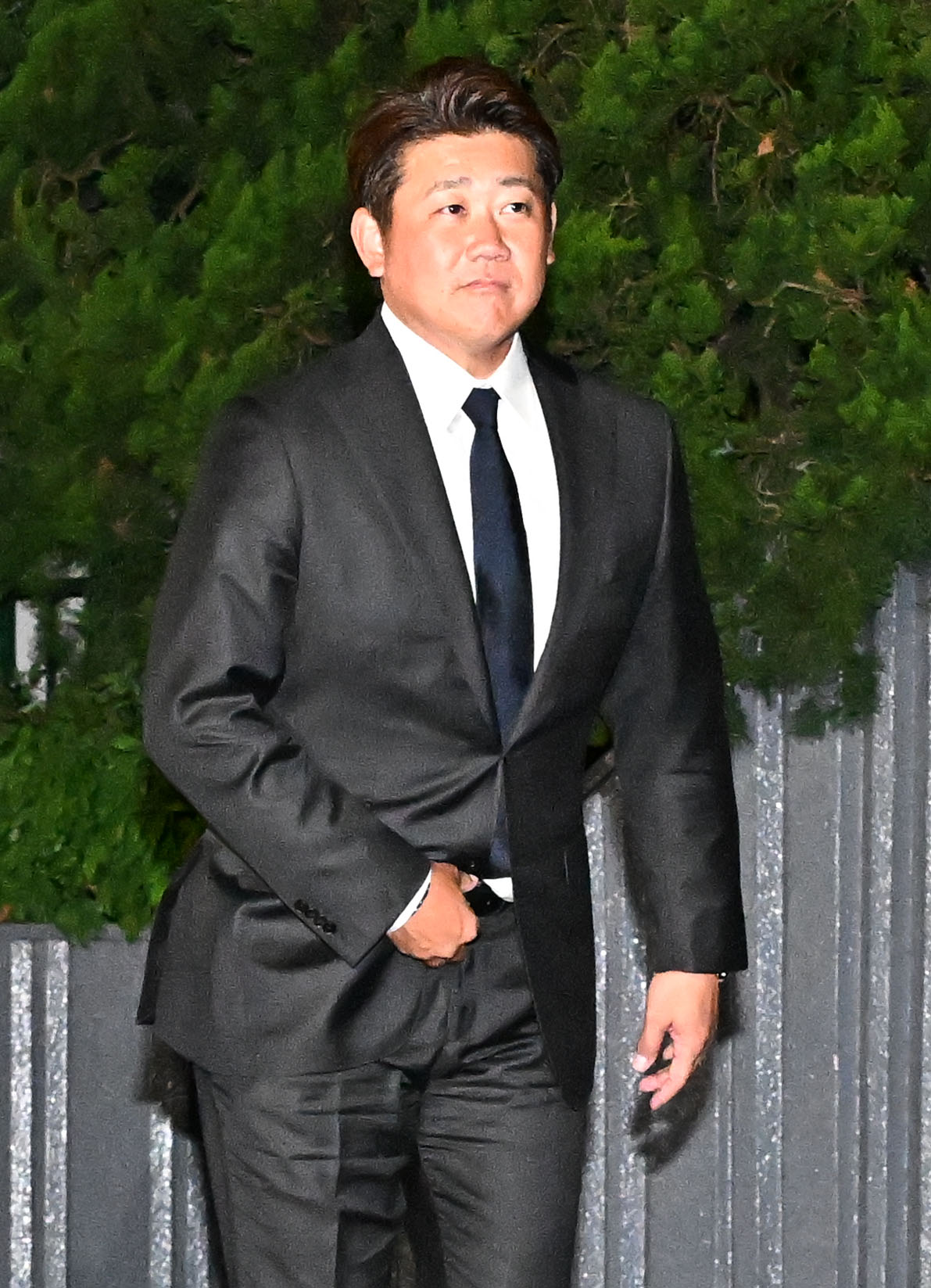長嶋茂雄さんの自宅に弔問に訪れ、取材対応に臨む松坂大輔さん（撮影・千葉一成）