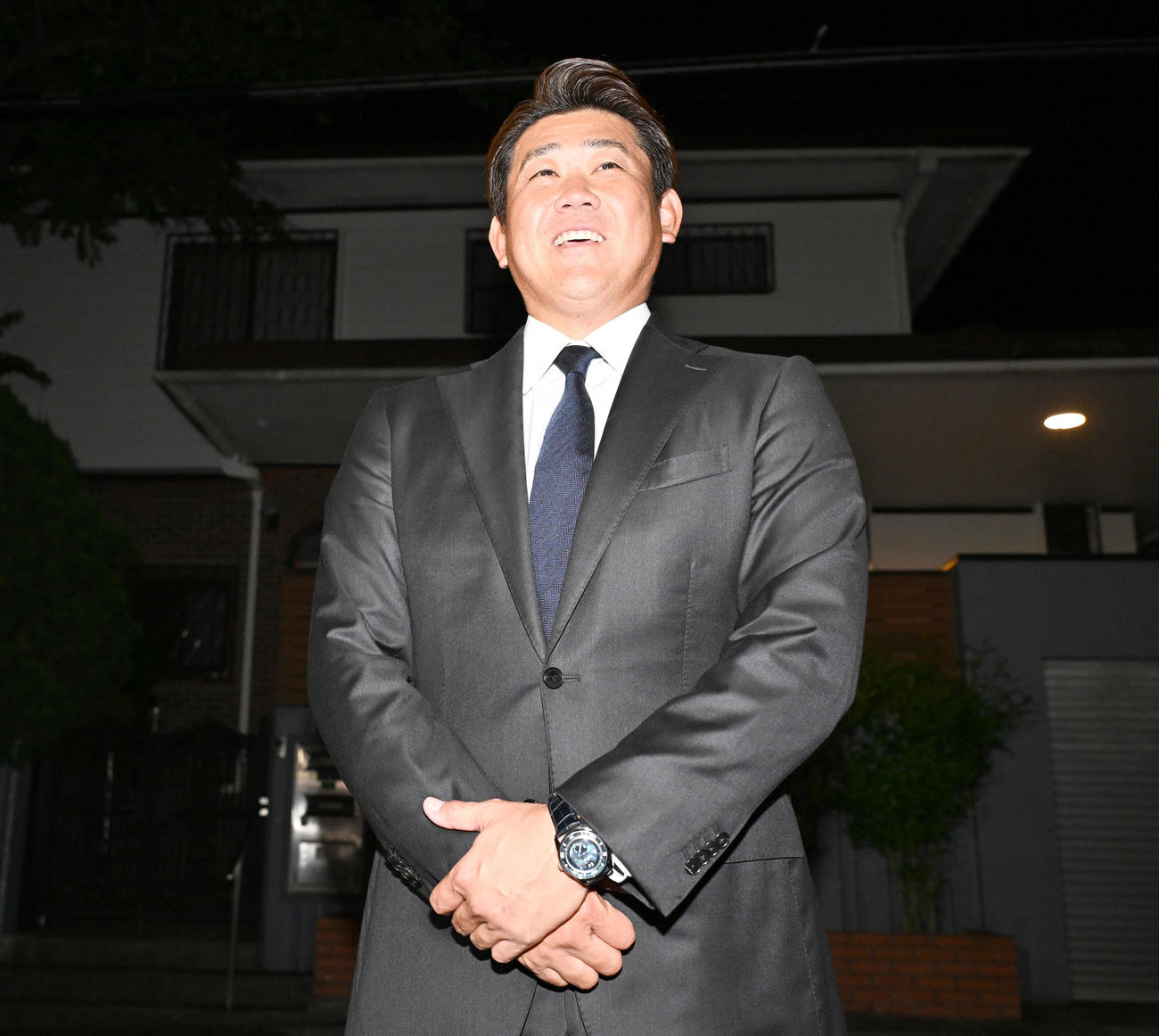長嶋茂雄さんの自宅に弔問に訪れ、取材に応じる松坂大輔さん（撮影・千葉一成）
