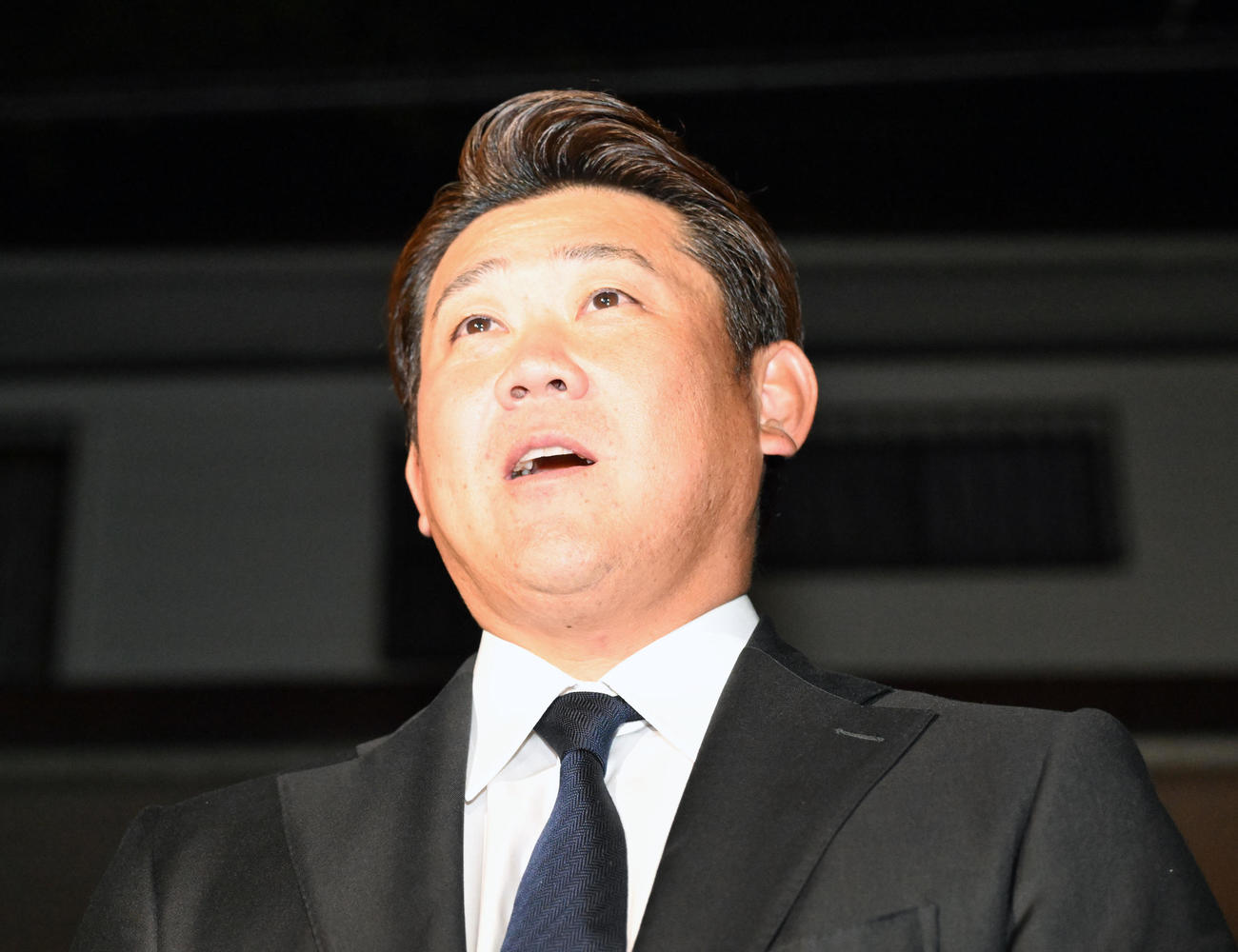 長嶋茂雄さんの自宅に弔問に訪れ、取材に応じる松坂大輔さん（撮影・千葉一成）