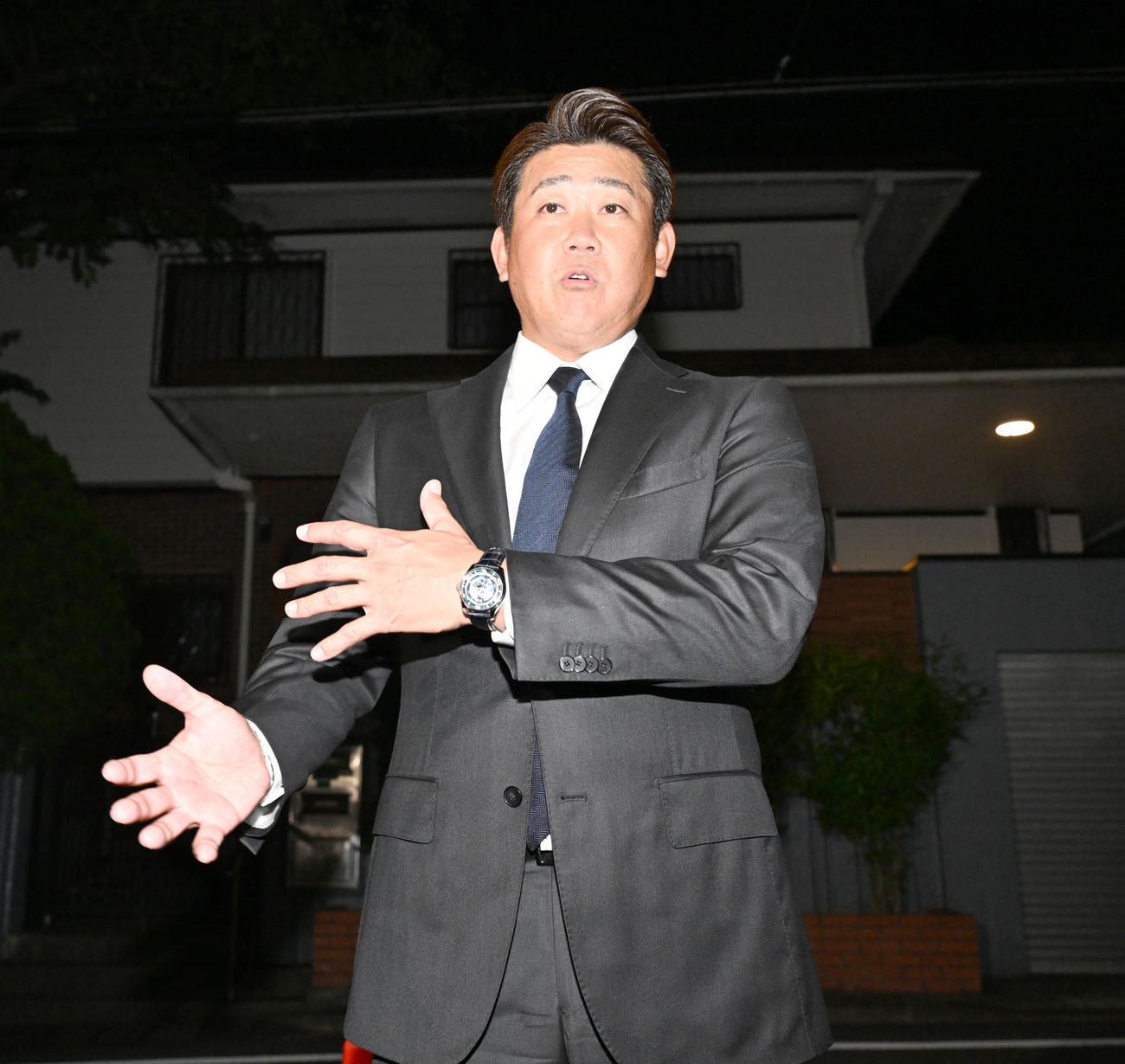 長嶋茂雄さんの自宅に弔問に訪れ、取材に応じる松坂大輔さん（撮影・千葉一成）