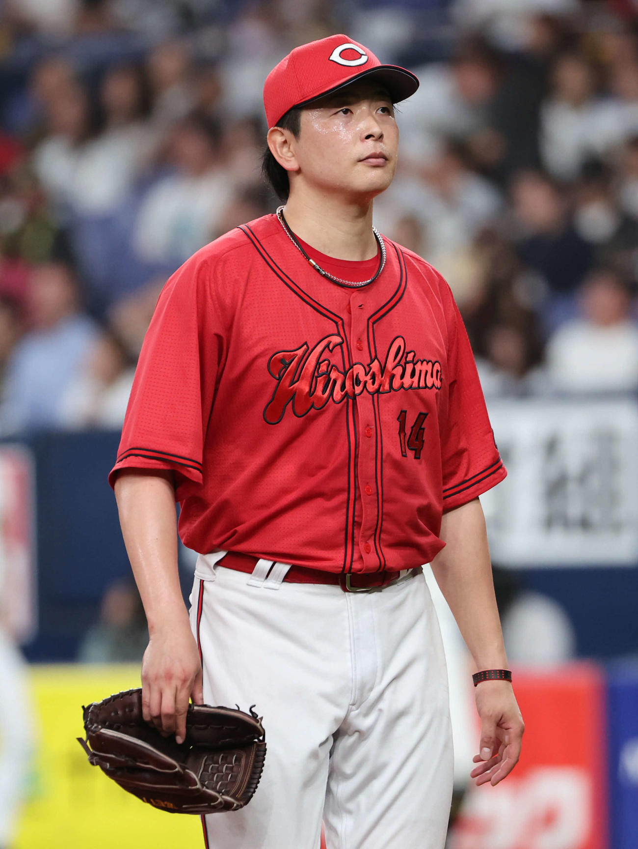 オリックス対広島　4回裏に6失点した広島先発の大瀬良はベンチに戻る（撮影・西尾就之）