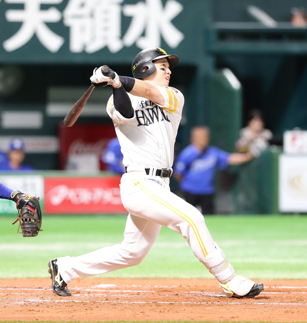 ソフトバンク対中日　2回裏ソフトバンク無死一塁、栗原は右越えに先制となる2点本塁打を放つ（撮影・梅根麻紀）