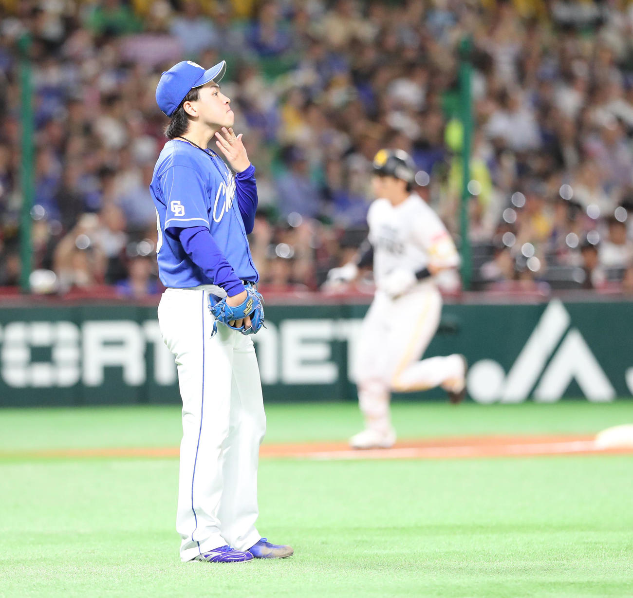 ソフトバンク対中日　2回裏ソフトバンク無死一塁、栗原に右越え先制2点本塁打浴びた三浦（撮影・梅根麻紀）