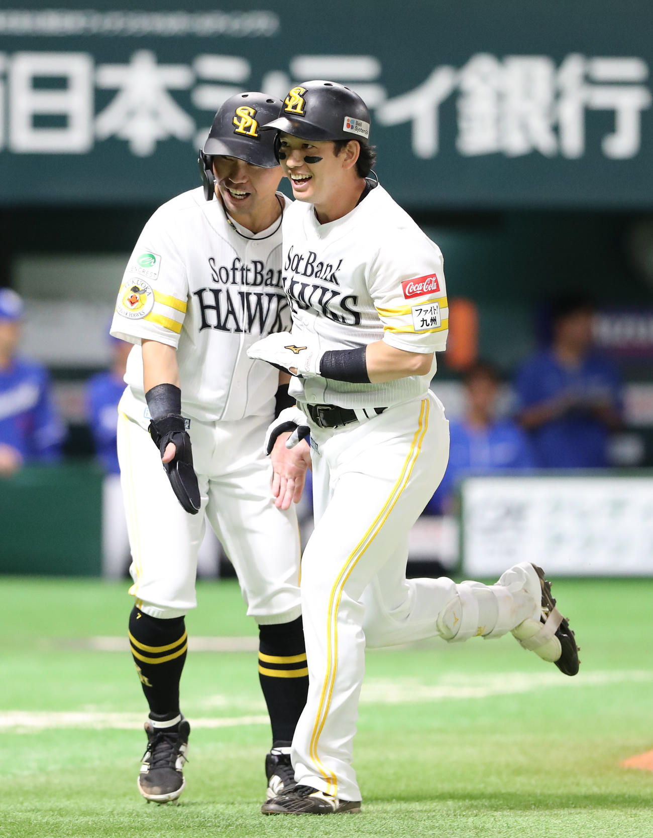 ソフトバンク対中日　2回裏ソフトバンク無死一塁、栗原は右越えに先制となる2点本塁打を放ち中村とハイタッチ（撮影・梅根麻紀）