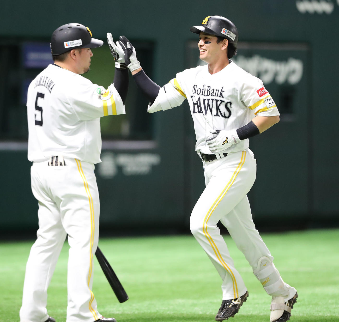 ソフトバンク対中日　2回裏ソフトバンク無死一塁、栗原は右越えに先制となる2点本塁打を放ち山川とハイタッチ（撮影・梅根麻紀）