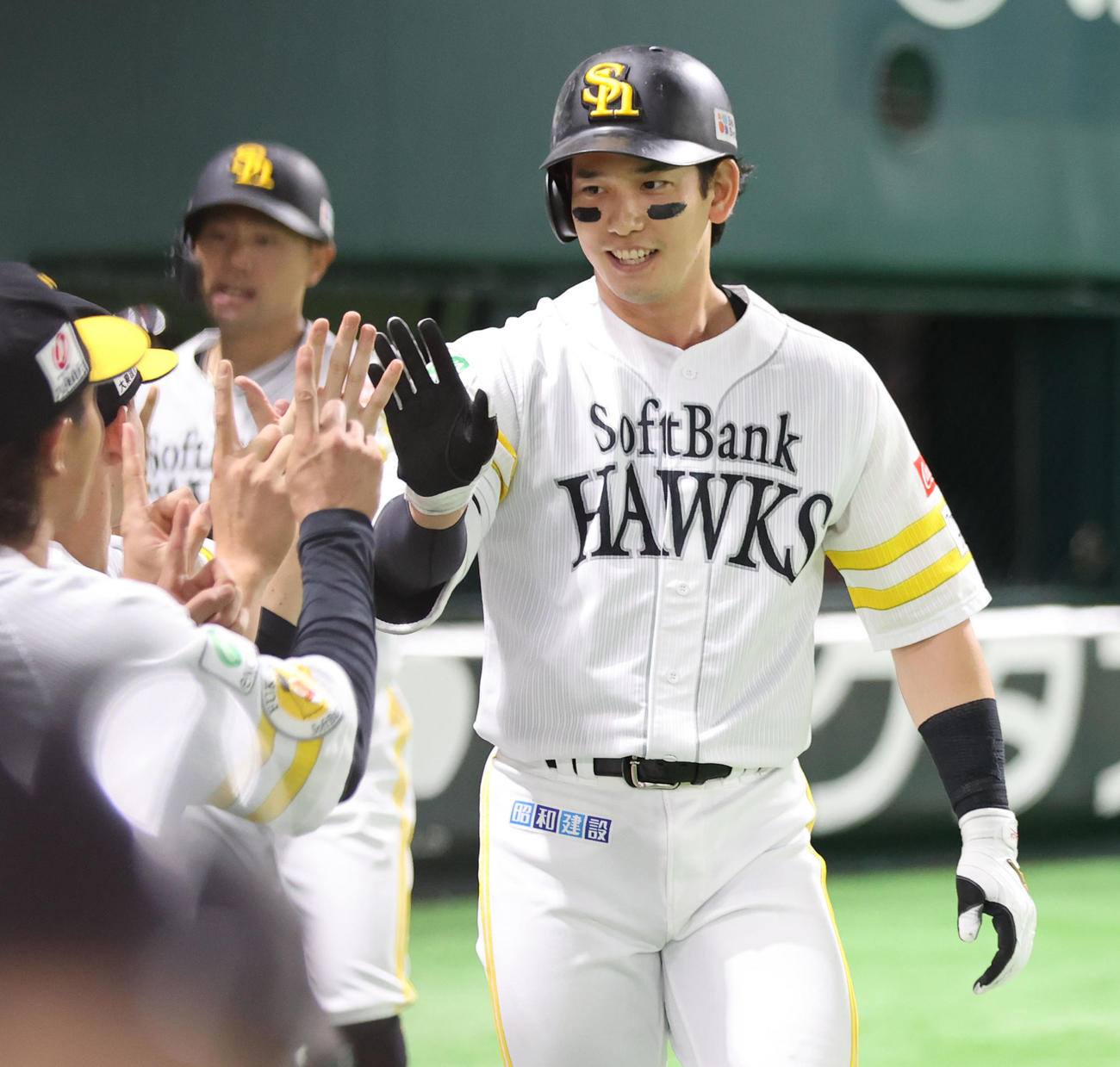 ソフトバンク対中日　2回裏ソフトバンク無死一塁、栗原は右越えに先制となる2点本塁打を放ちベンチのナインとハイタッチ（撮影・梅根麻紀）