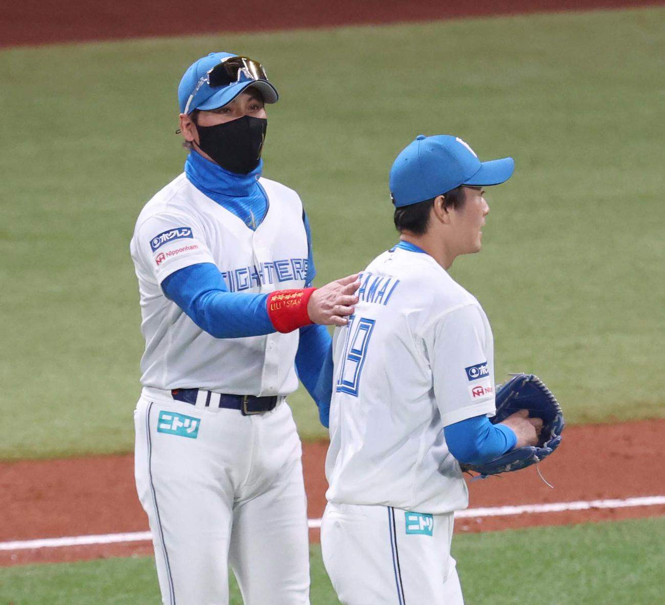 日本ハム対阪神　6回途中、2番手の玉井をマウンドに送り出す新庄監督（撮影・黒川智章）