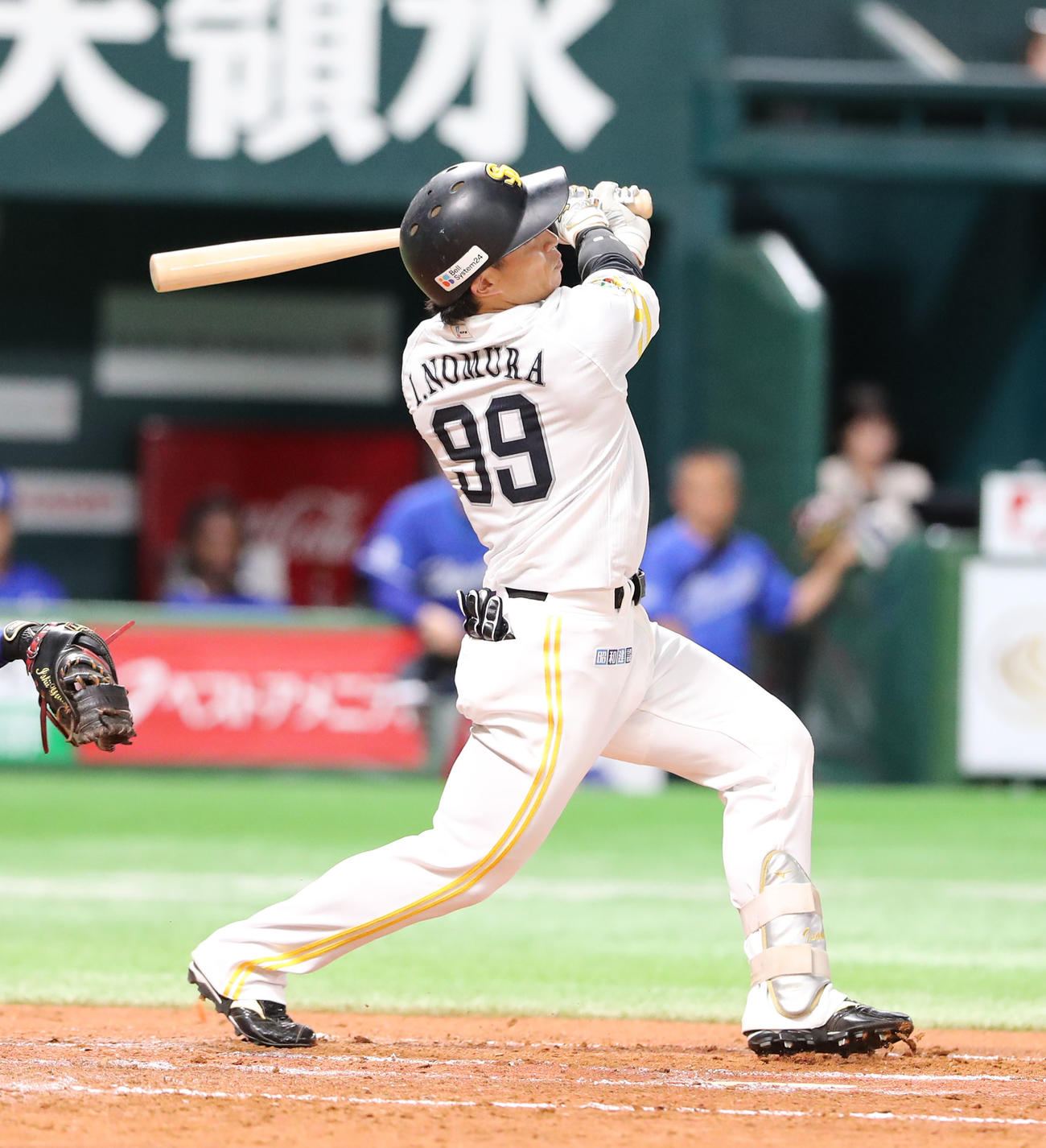 ソフトバンク対中日　2回裏ソフトバンク1死二塁、野村は右中間に2点本塁打を放つ（撮影・梅根麻紀）