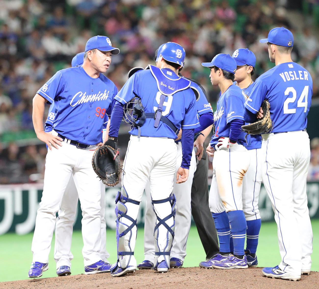 ソフトバンク対中日　2回途中、マウンドに行きナインに話をする井上監督（撮影・梅根麻紀）