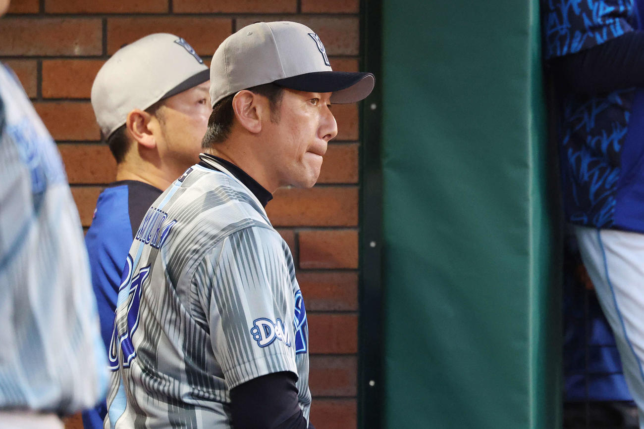 楽天対DeNA　厳しい表情え戦況を見つめるDeNA三浦監督（撮影・宮地輝）