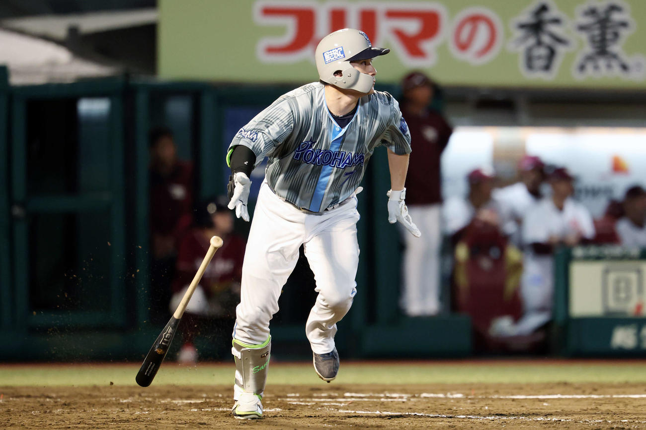 楽天対DeNA 8回表DeNA2死、中二塁打を放つ佐野（撮影・宮地輝）