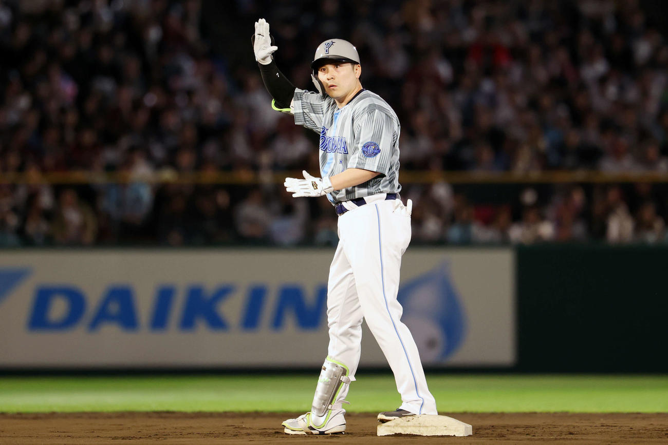 楽天対DeNA 8回表DeNA2死、中二塁打を放った佐野（撮影・宮地輝）