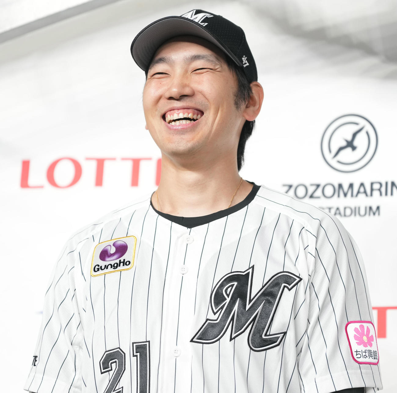 ロッテ対巨人　移籍後初勝利のロッテ石川柊はお立ち台で笑顔（撮影・鈴木みどり）