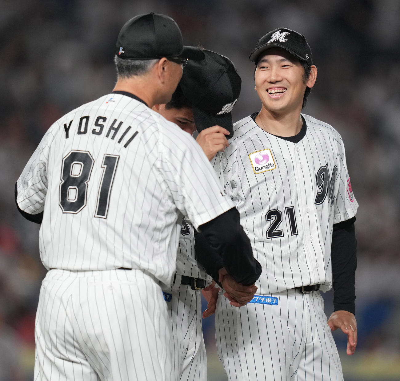 ロッテ対巨人　移籍後初勝利のロッテ石川柊（右）は吉井監督（左）と笑顔で握手を交わす（撮影・鈴木みどり）