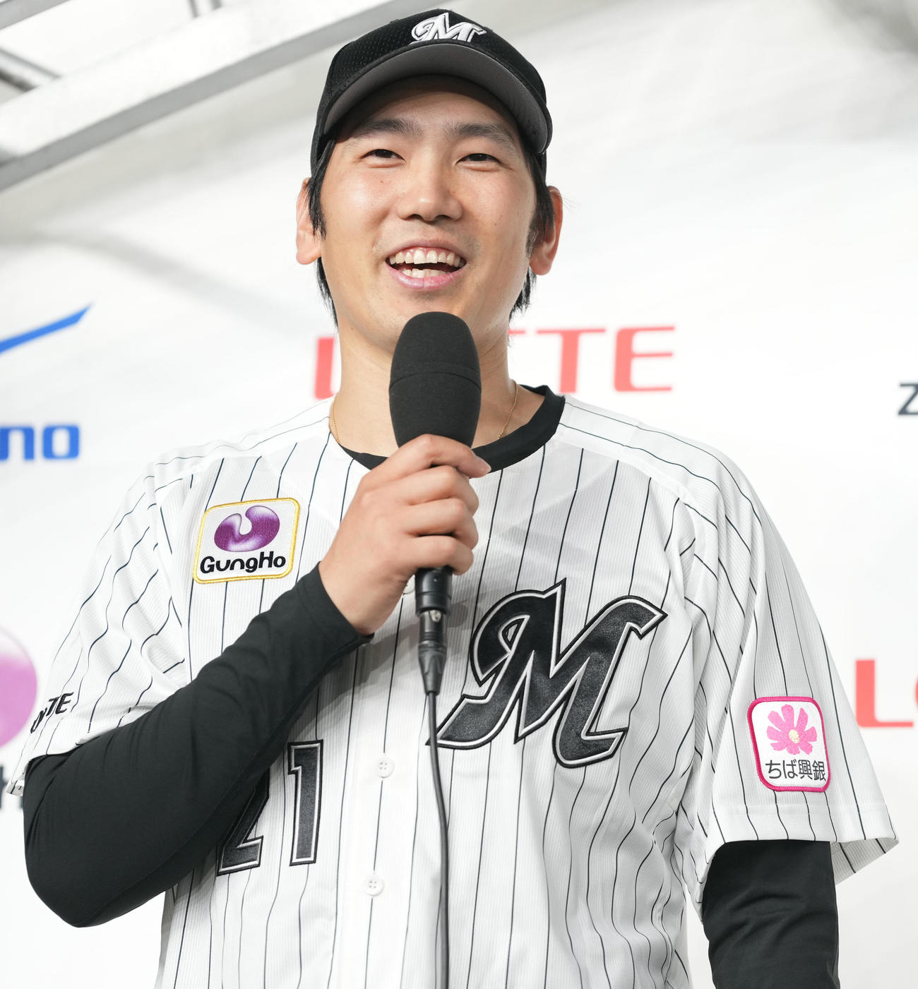 ロッテ対巨人　移籍後初勝利のロッテ石川柊はヒーローインタビューでで笑顔（撮影・鈴木みどり）