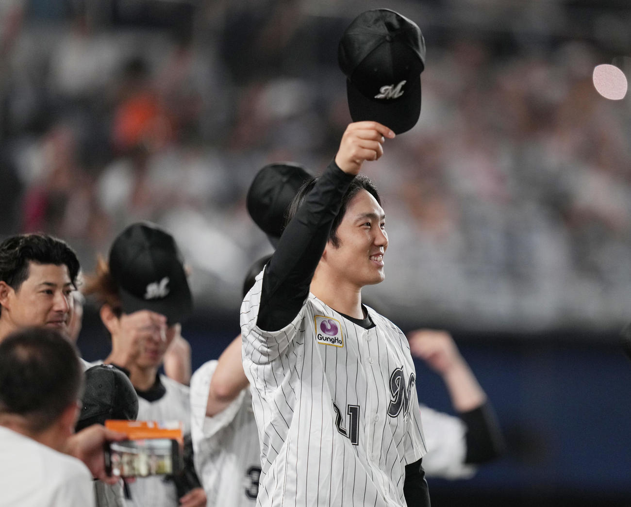 ロッテ対巨人　移籍後初勝利のロッテ石川柊はファンの声援に応える（撮影・鈴木みどり）