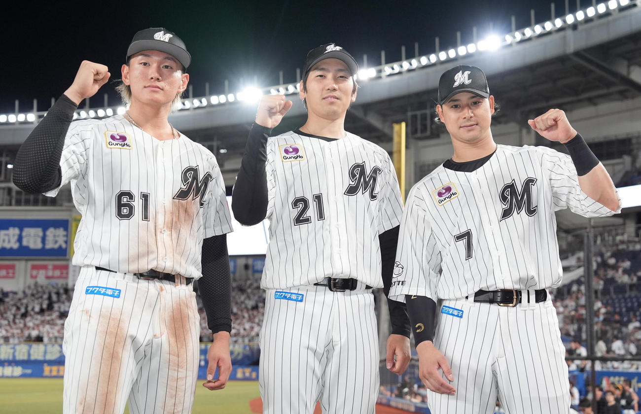 ロッテ対巨人　笑顔でガッツポーズするロッテの、左から山本、石川柊、藤岡（撮影・鈴木みどり）