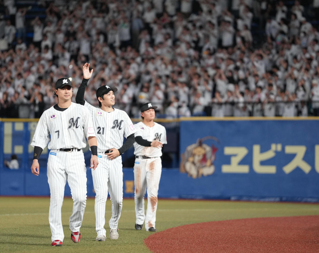 ロッテ対巨人　試合に勝利し、ファンに手を振るロッテ石川柊（中央）。左は藤岡、右は山本（撮影・鈴木みどり）
