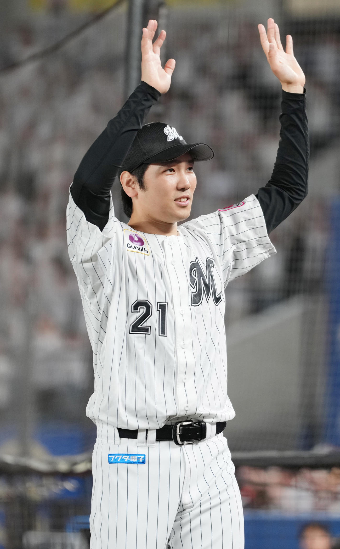 ロッテ対巨人　試合に勝利し、ファンに手を振るロッテ石川柊（撮影・鈴木みどり）