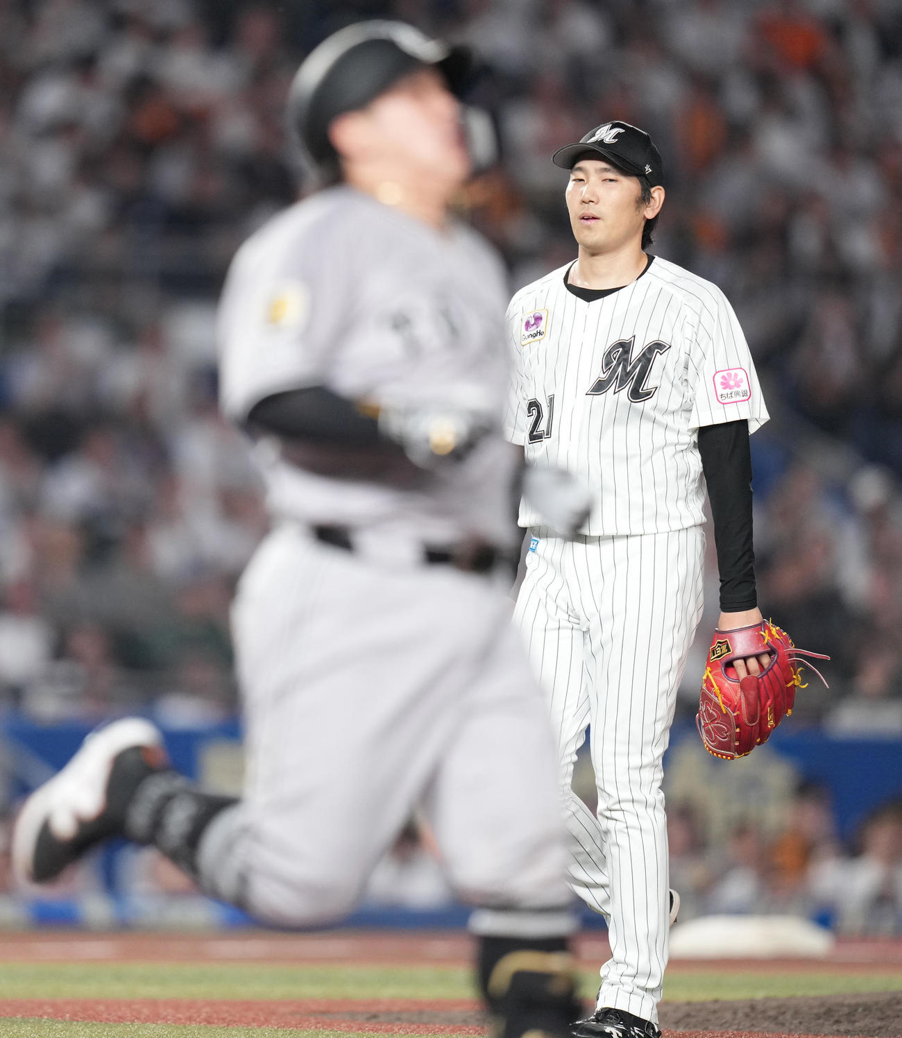 ロッテ対巨人　7回表巨人2死一塁、甲斐（手前）を遊ゴロに仕留めた石川柊（撮影・鈴木みどり）