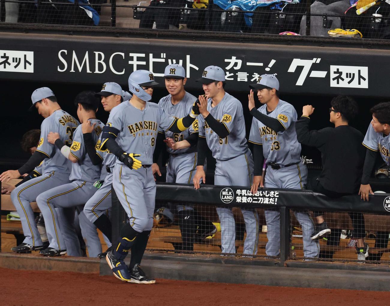 日本ハム対阪神　4回表阪神1死、右中間に本塁打を放つ佐藤輝を出迎えるナイン（撮影・黒川智章）