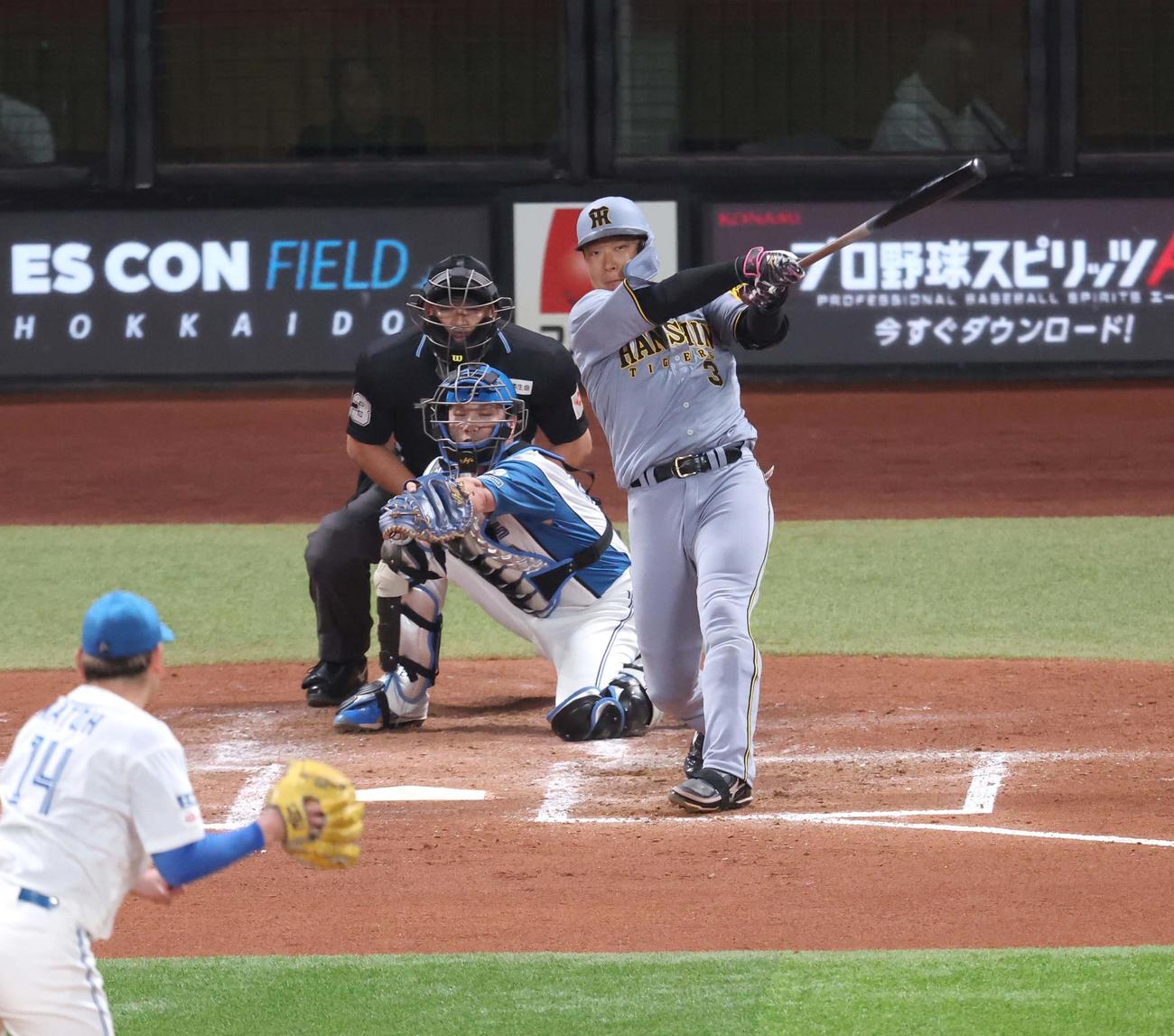 日本ハム対阪神　4回表阪神1死、左越えに本塁打を放つ大山（撮影・黒川智章）