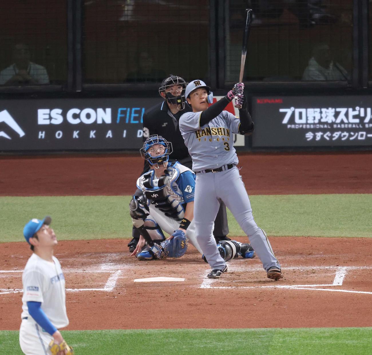 日本ハム対阪神　4回表阪神1死、左越えに本塁打を放つ大山（撮影・黒川智章）