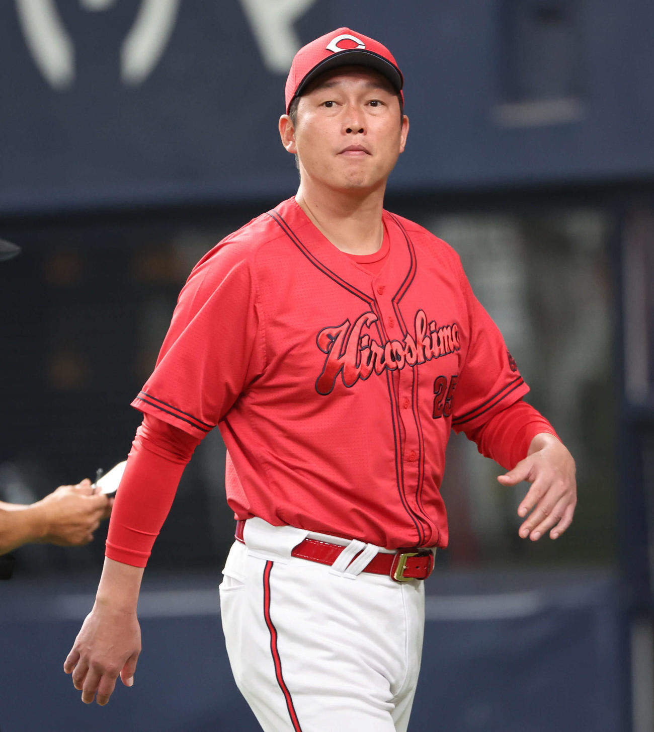 オリックス対広島　5回の攻撃を終え、選手交代を告げた広島新井監督はベンチに戻る（撮影・西尾就之）