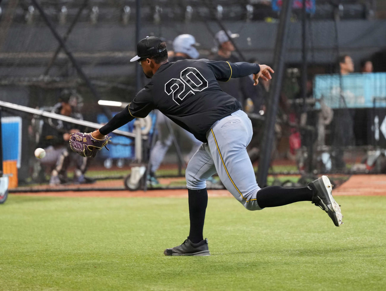 日本ハム対阪神　試合前の練習に臨む阪神デュプランティエ（撮影・井上学）