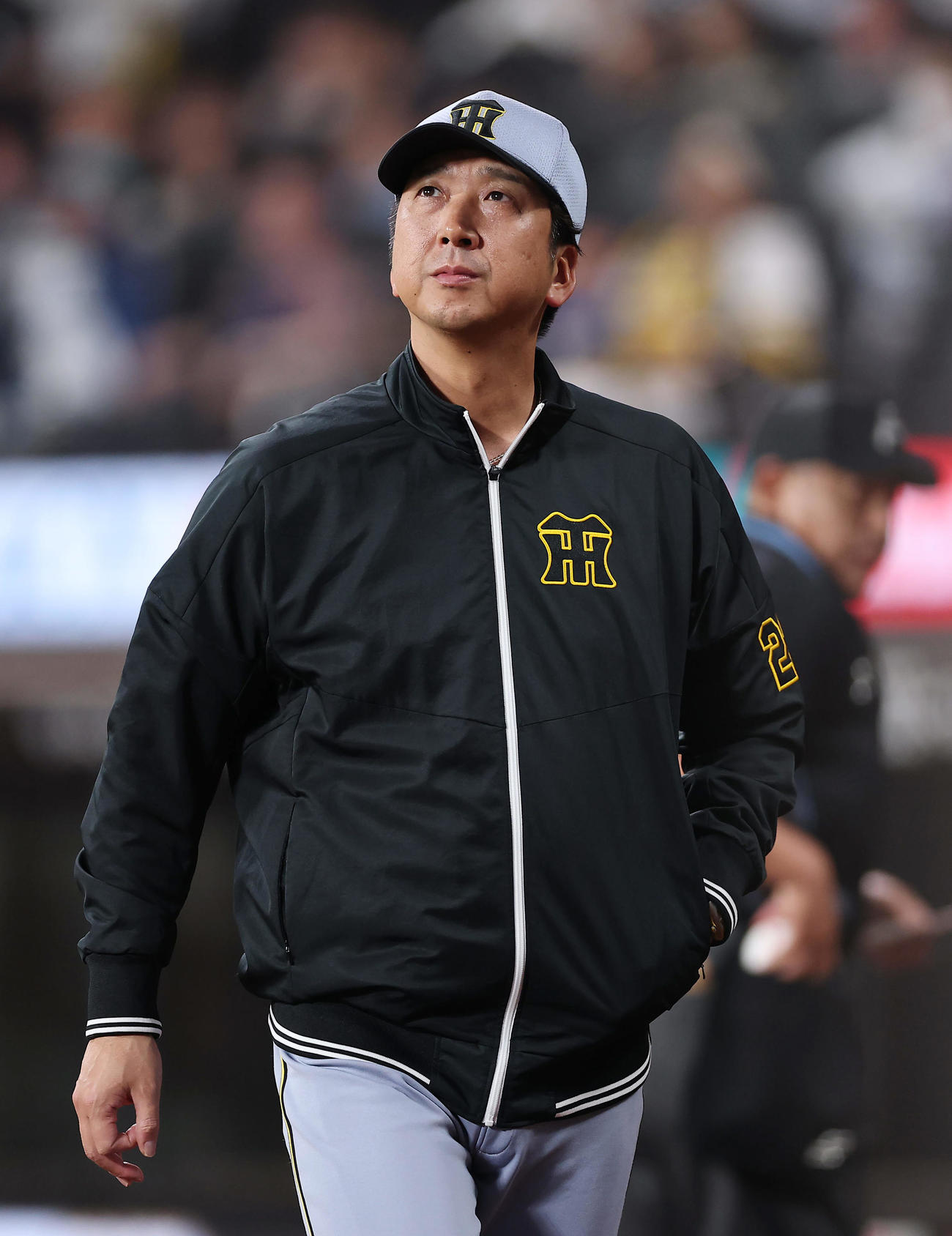 日本ハム対阪神　8回表の攻撃を終え、選手交代を告げた阪神藤川監督（撮影・前田充）