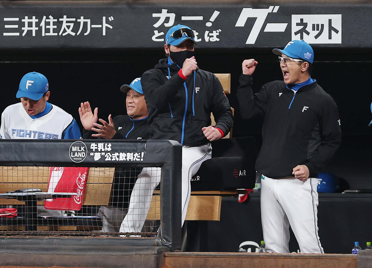 日本ハム対阪神　阪神に勝利し、ガッツポーズする日本ハム新庄監督（中央）ら（撮影・前田充）