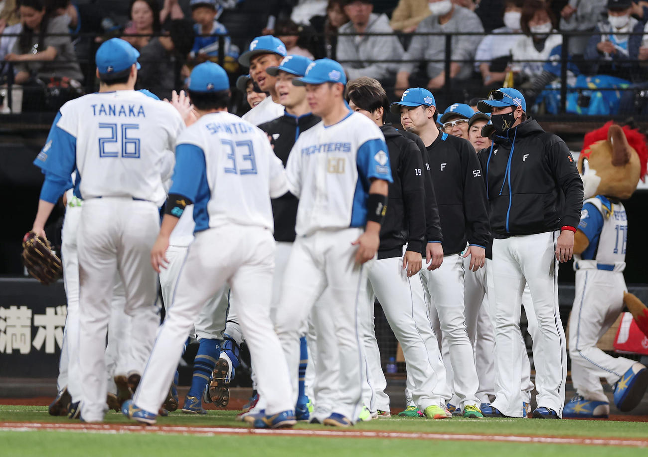 日本ハム対阪神　阪神に勝利し、ナインを出迎える日本ハム新庄監督（右端）ら（撮影・前田充）