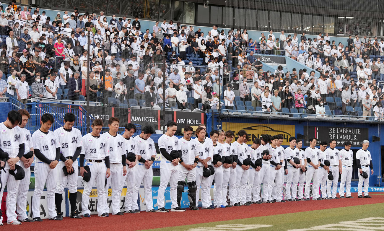 ロッテ対巨人　黙とうするロッテナイン。右は吉井監督（撮影・鈴木みどり）