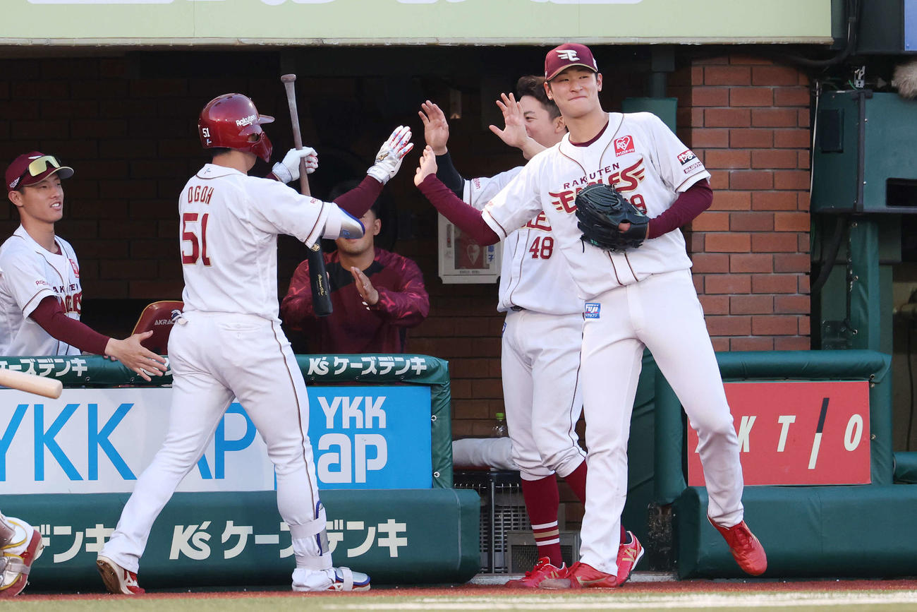 楽天対DeNA 2回裏楽天2死、中越えソロ本塁打を放った小郷（手前左）と笑顔でタッチする内（同右）（撮影・宮地輝）