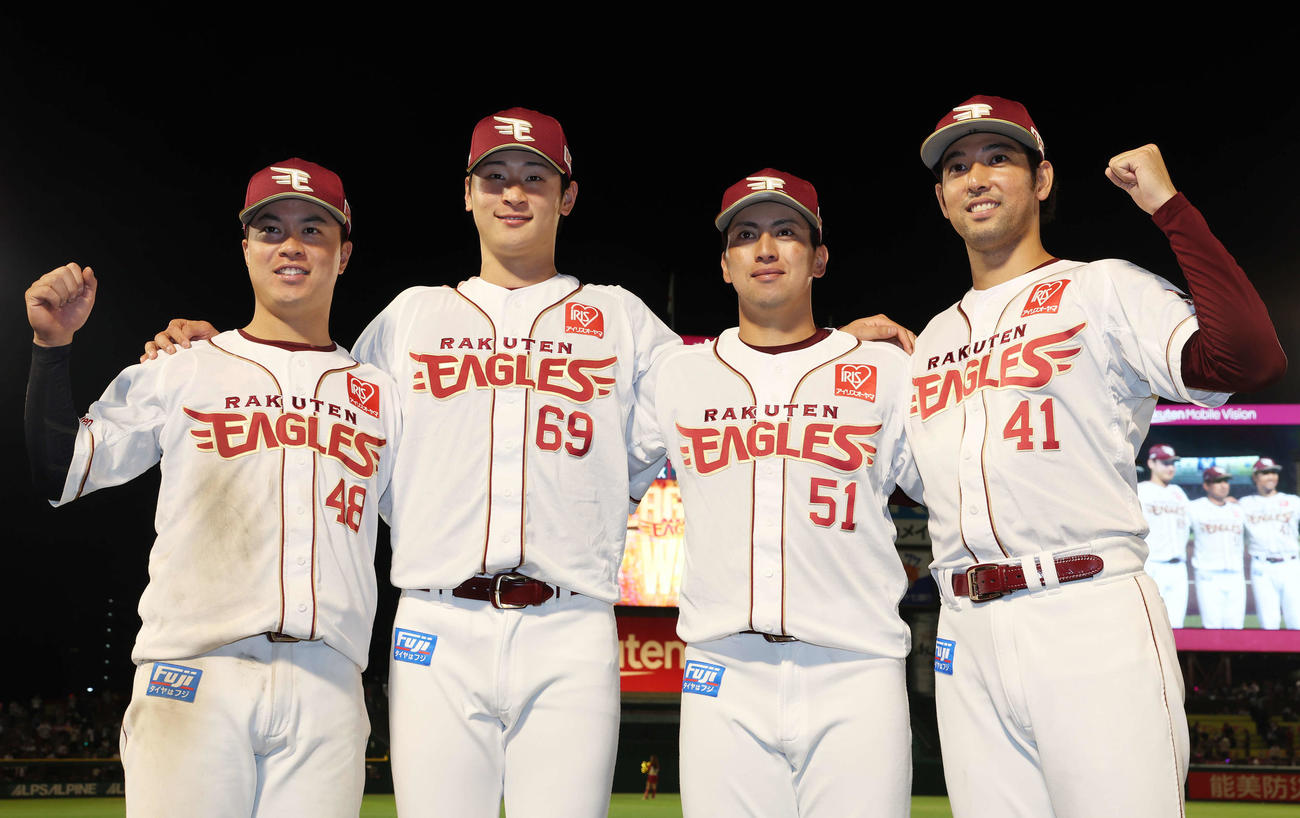 楽天対DeNA　勝利し笑顔で記念撮影する左から、楽天渡辺佳、内、小郷、加治屋（撮影・宮地輝）