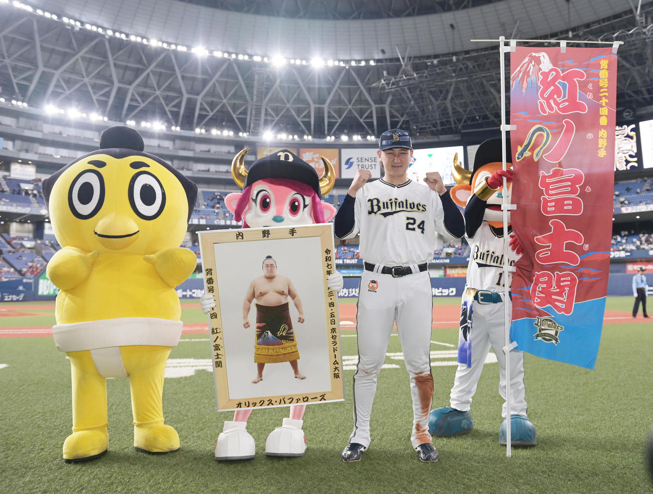 オリックス対広島　大相撲とコラボした企画で、ガッツポーズで記念撮影するオリックス紅林（撮影・和賀正仁）