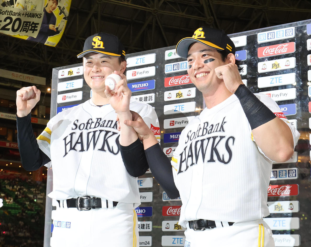 ソフトバンク対中日　ヒーローになった前田純（左）と栗原はガッツポーズ（撮影・梅根麻紀）