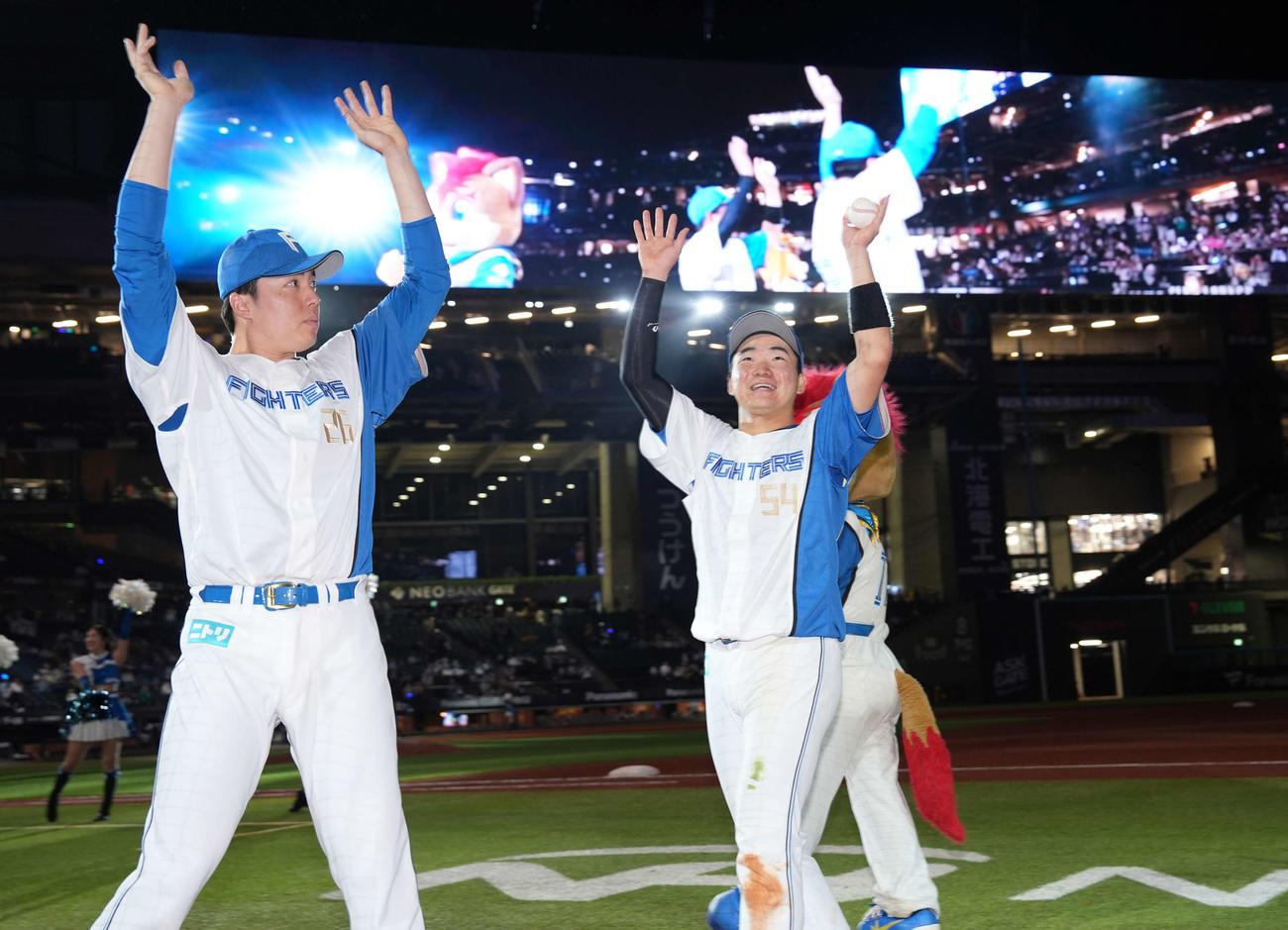 日本ハム対阪神　ファンの声援に応える初本塁のボールを持つ山県（右）と田中（撮影・井上学）