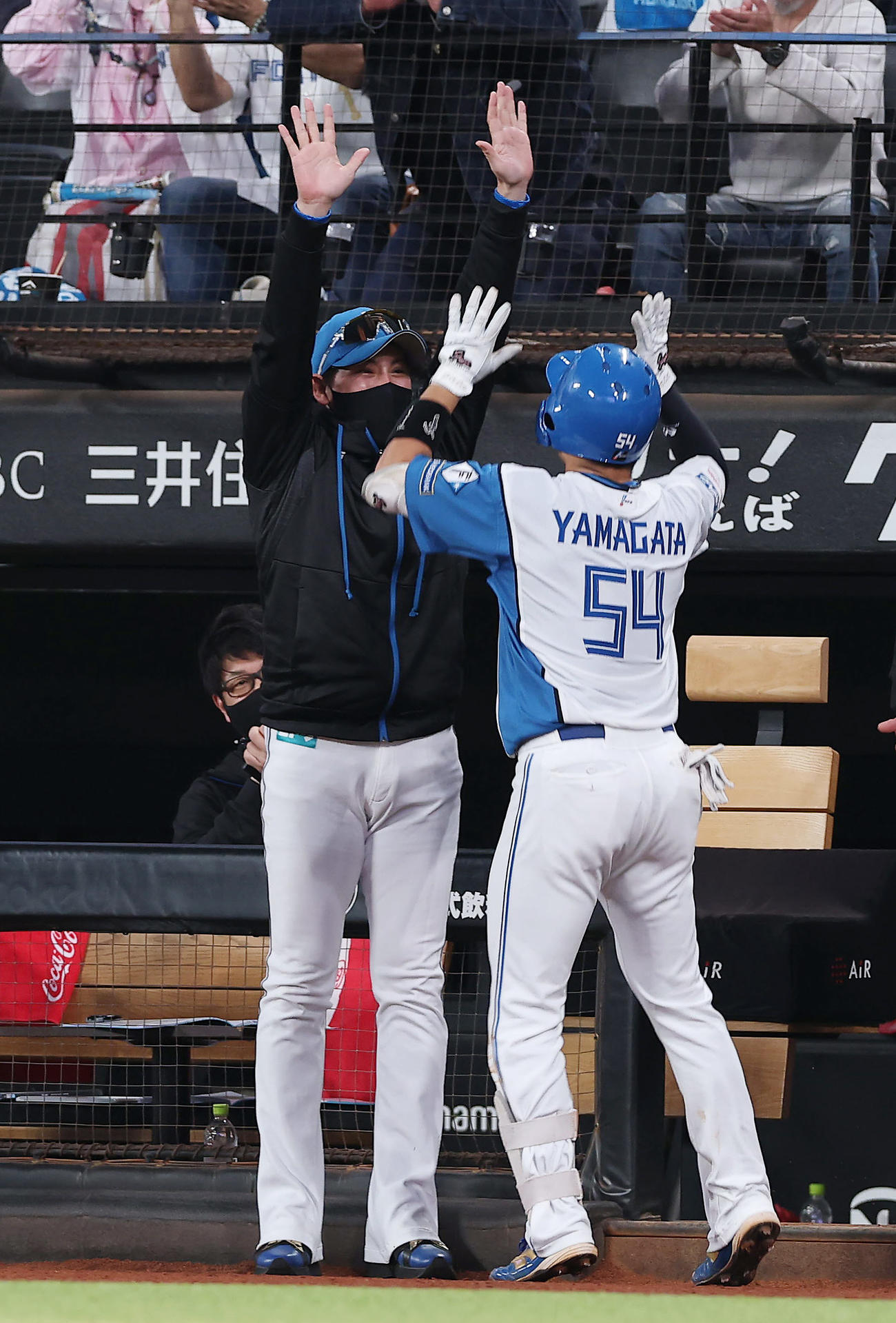 日本ハム対阪神　4回裏日本ハム2死一塁、2点本塁打を放った山県（右）をハイタッチで迎える新庄監督（撮影・前田充）