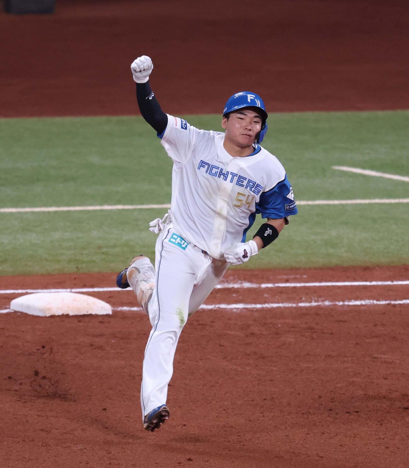 日本ハム対阪神　4回裏日本ハム2死一塁、左越え2点本塁打を放ちガッツポーズの山県（撮影・黒川智章）